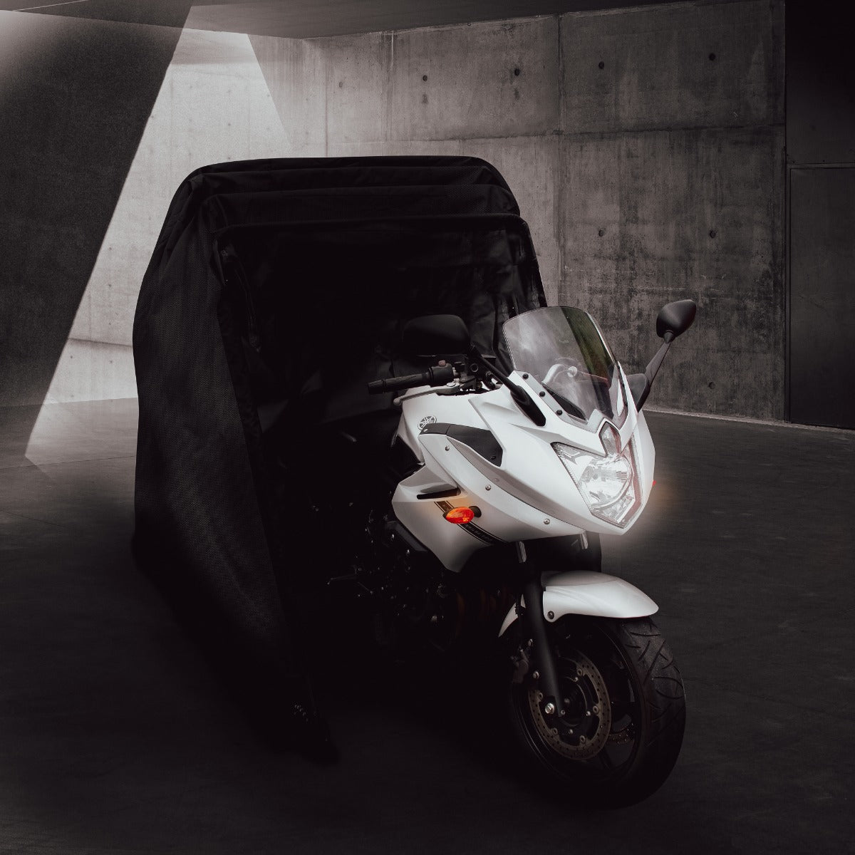 Tenda per motociclette larga, nera, con texture resistente, progettata per proteggere la moto da agenti atmosferici e polvere