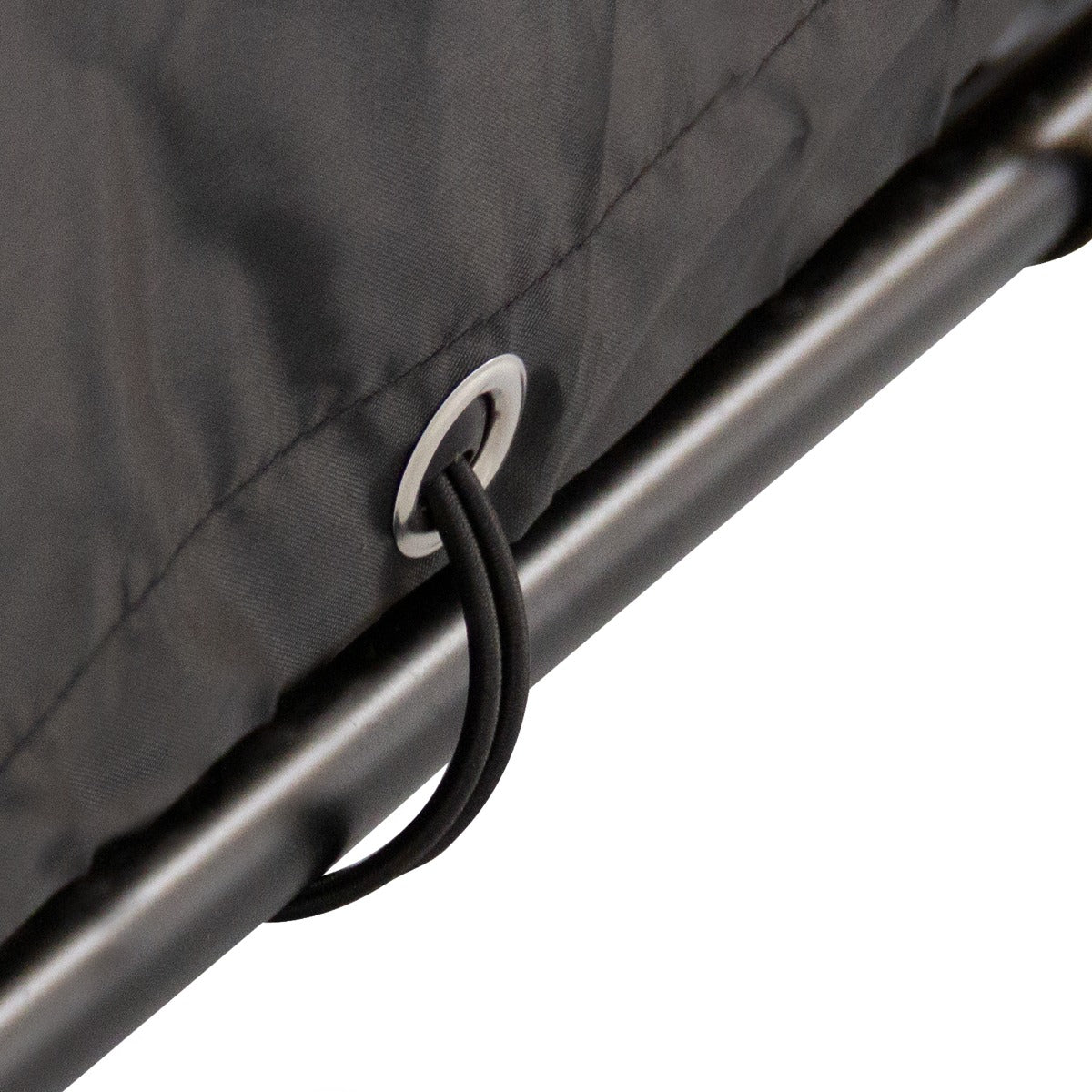 Tenda per biciclette in tessuto grigio resistente, con occhiello metallico e cordino per un fissaggio sicuro e pratico
