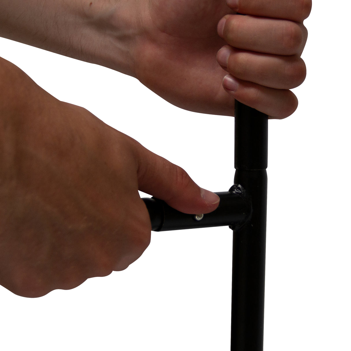 Mano che afferra un tubo di supporto nero, mentre si monta un telo di protezione per biciclette di grandi dimensioni