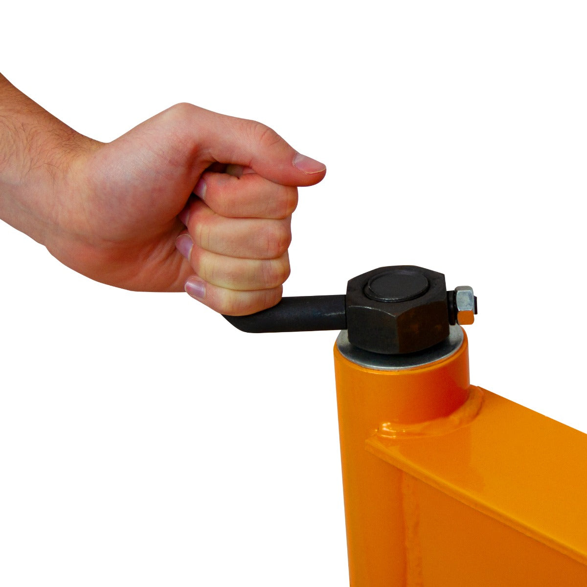 Mano che aziona una leva nera su un taglia mattoni T-Mech arancione, evidenziando il meccanismo robusto e il design ergonomico