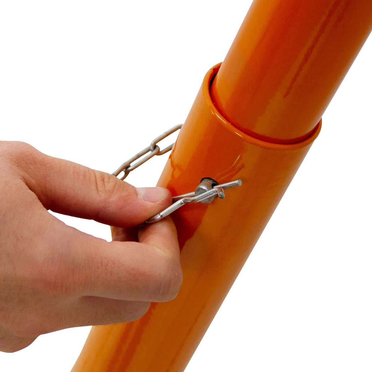 Mano che inserisce un perno metallico in un tubo arancione lucido, parte di un taglia mattoni T-Mech di 430mm, con catena di sicurezza