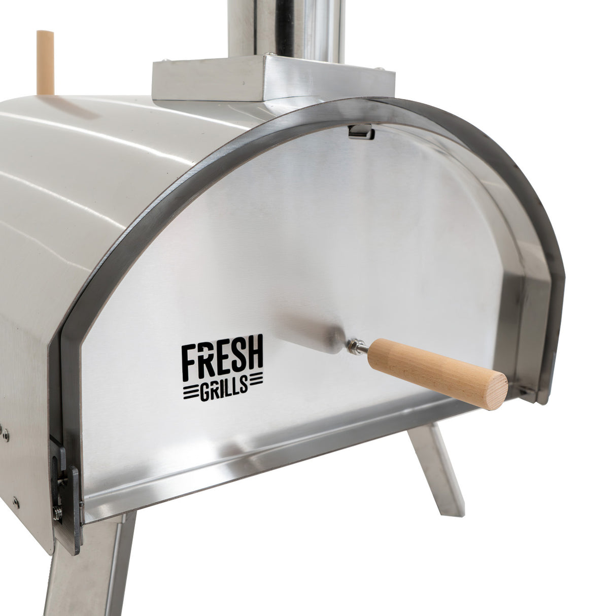 Forno per pizza all'aperto in acciaio inox lucido, con manico in legno e design curvo, ideale per cucinare all'aperto