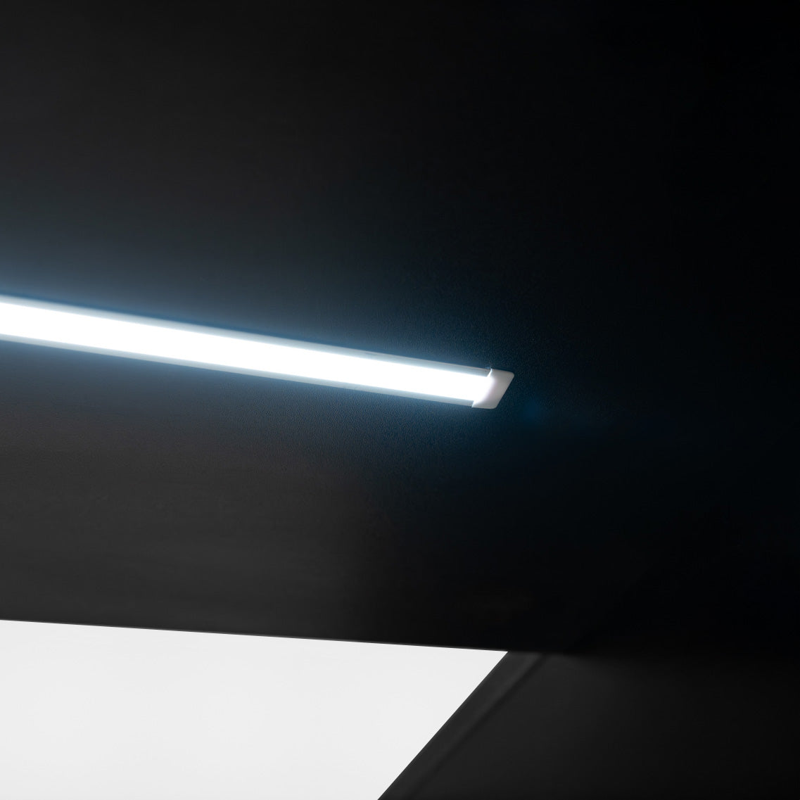 Set bancone Hera LED con profili neri e luci bianche, design moderno e minimalista, ideale per ambienti contemporanei