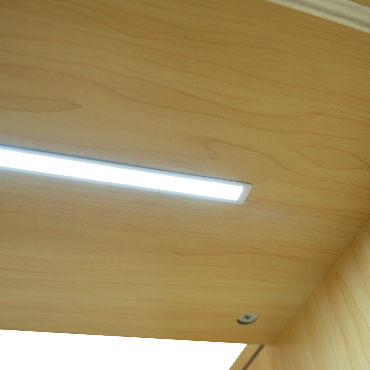 Set banconi Helios in legno d'acero con illuminazione LED, superficie liscia e chiara, design moderno e angolare per spazi eleganti