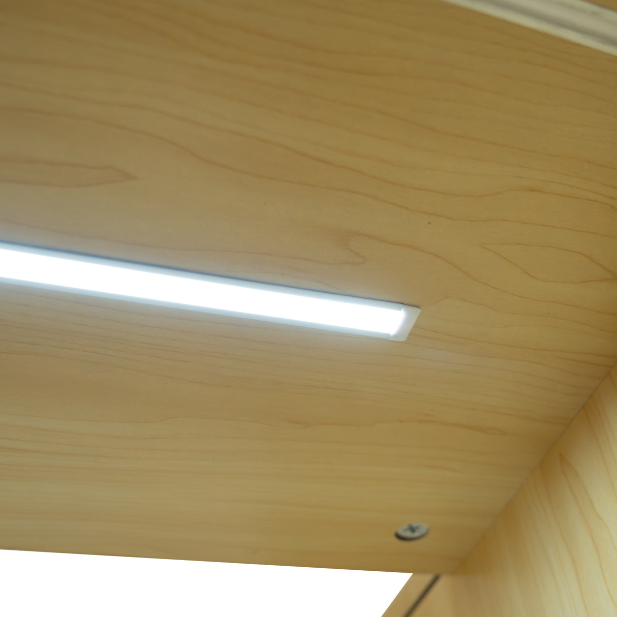Piano in legno d'acero chiaro con striscia LED integrata, superficie liscia e finitura naturale, ideale per banconi da negozio