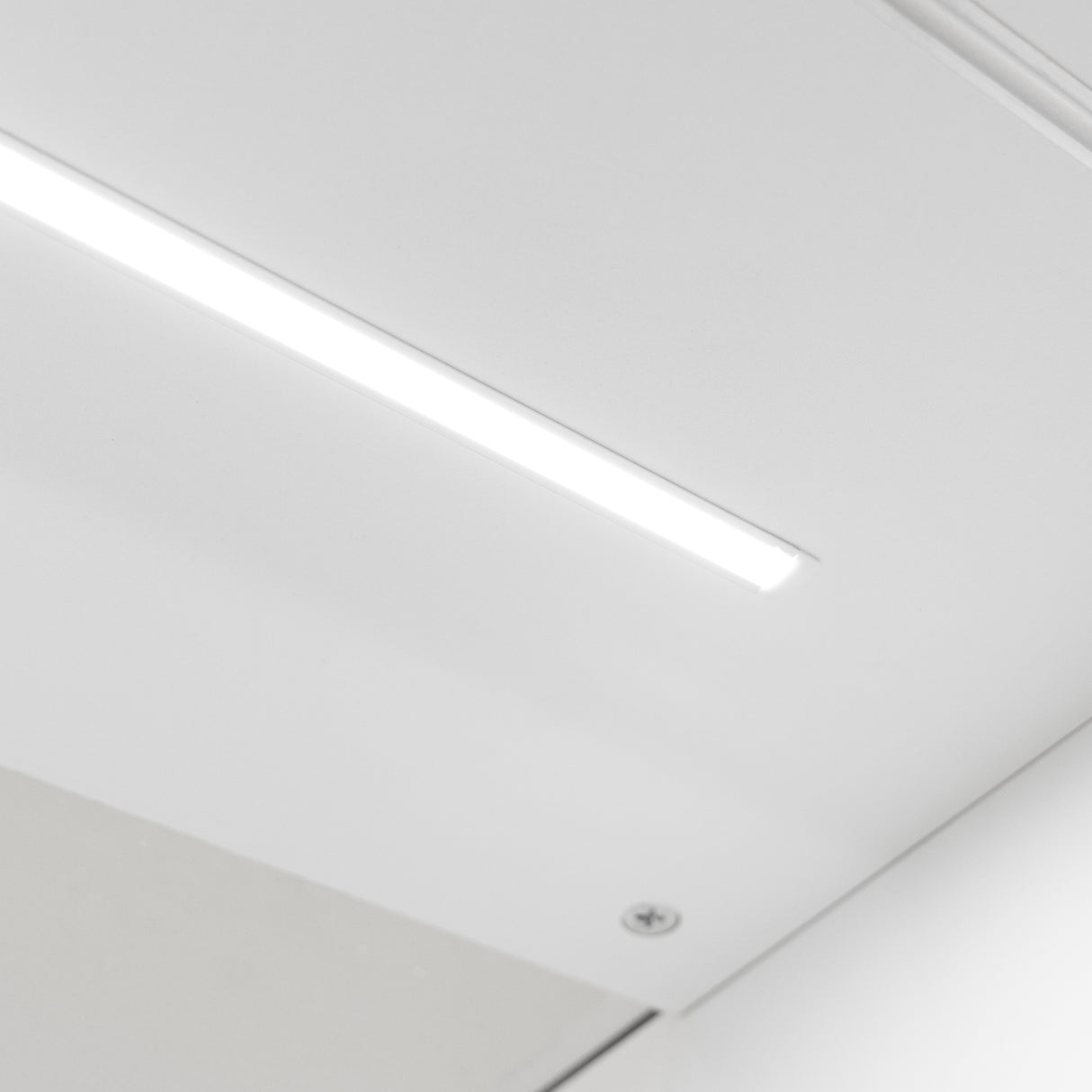 Set di banconi negozio Calliope con illuminazione LED bianca, design moderno e linee pulite, perfetto per ambienti commerciali