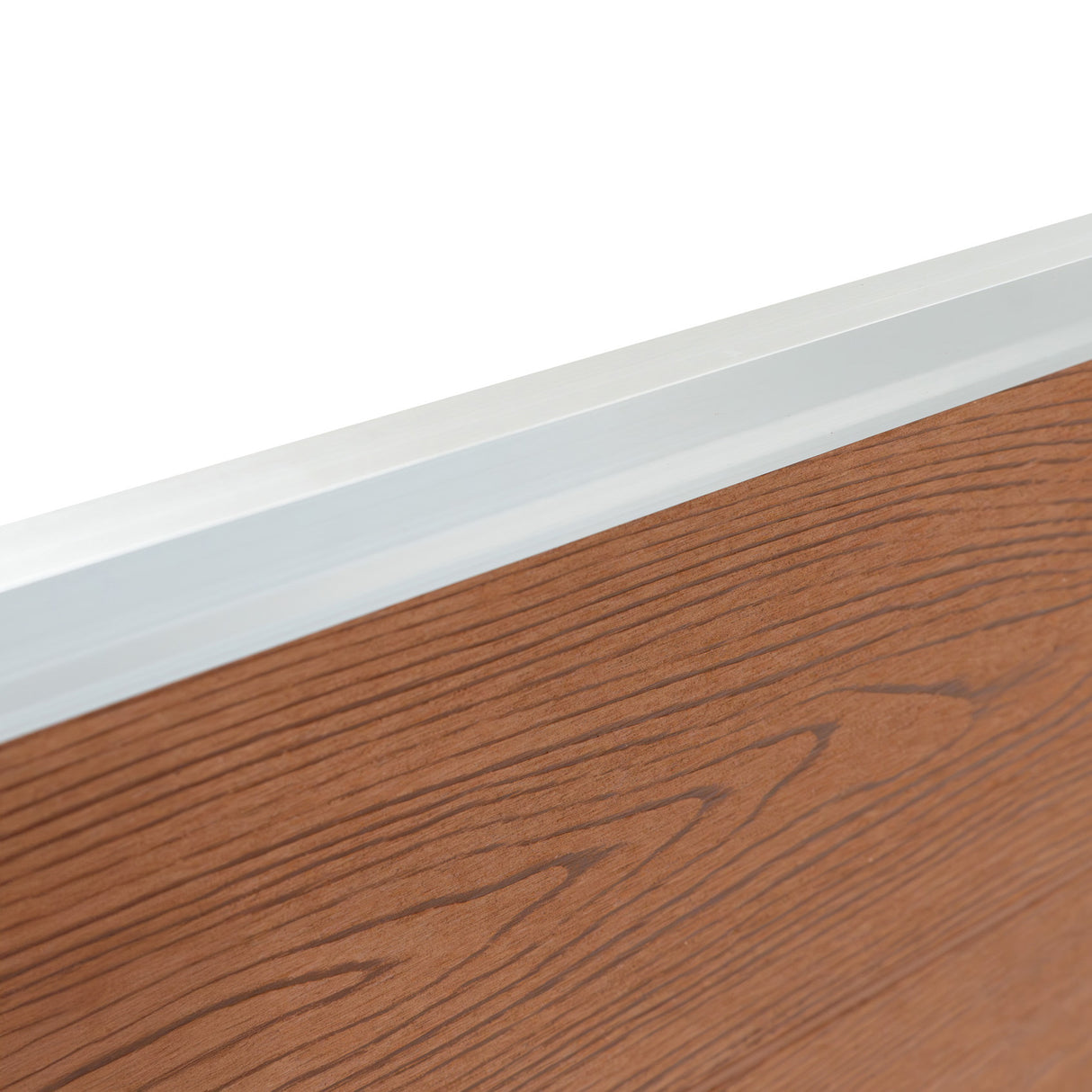 Pannello recinzione in alluminio marrone con finitura legno, bordi lisci e profilo elegante, ideale per esterni e giardini