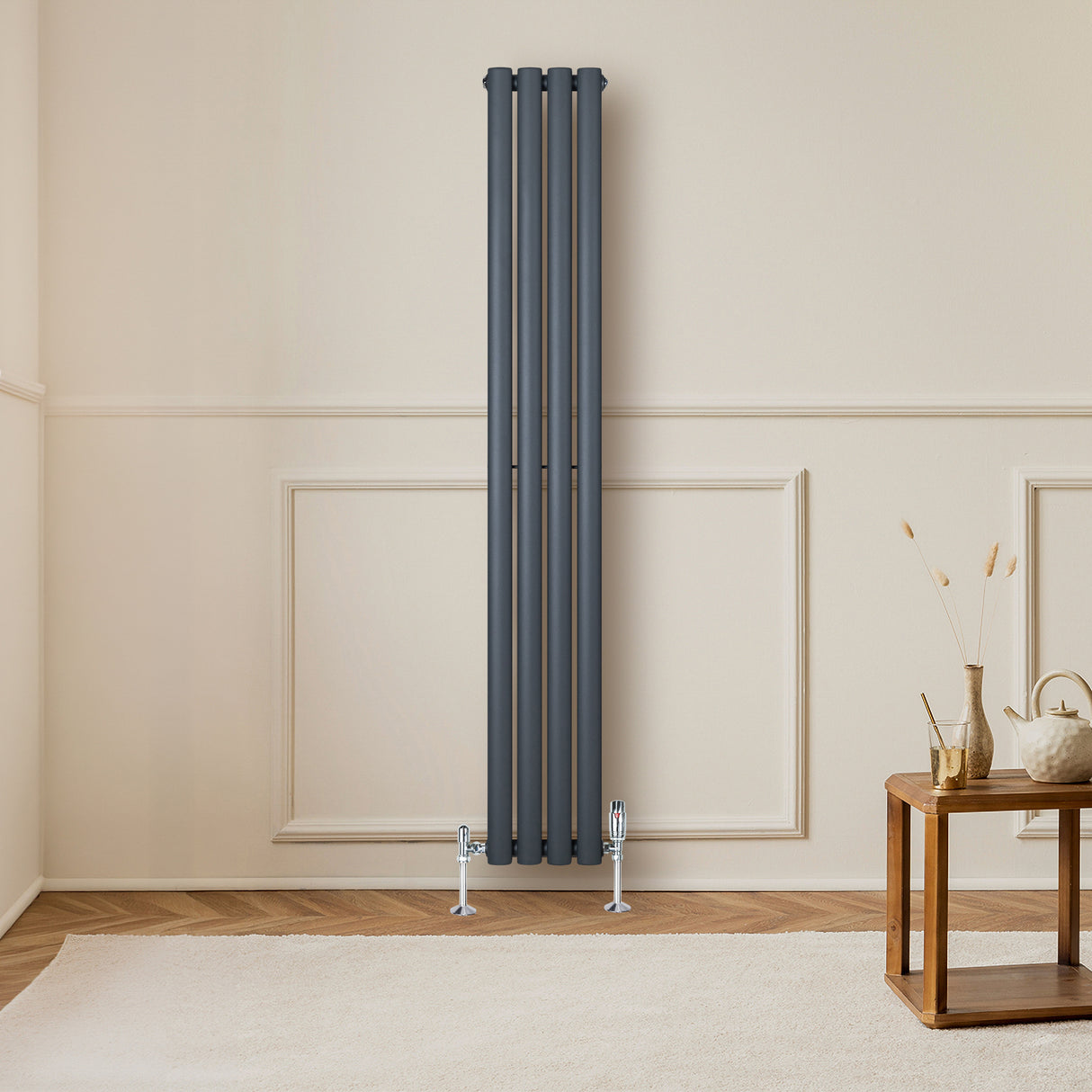 Radiatore ovale a colonna singola verticale antracite, con finitura liscia e valvole, posizionato in un ambiente elegante e moderno