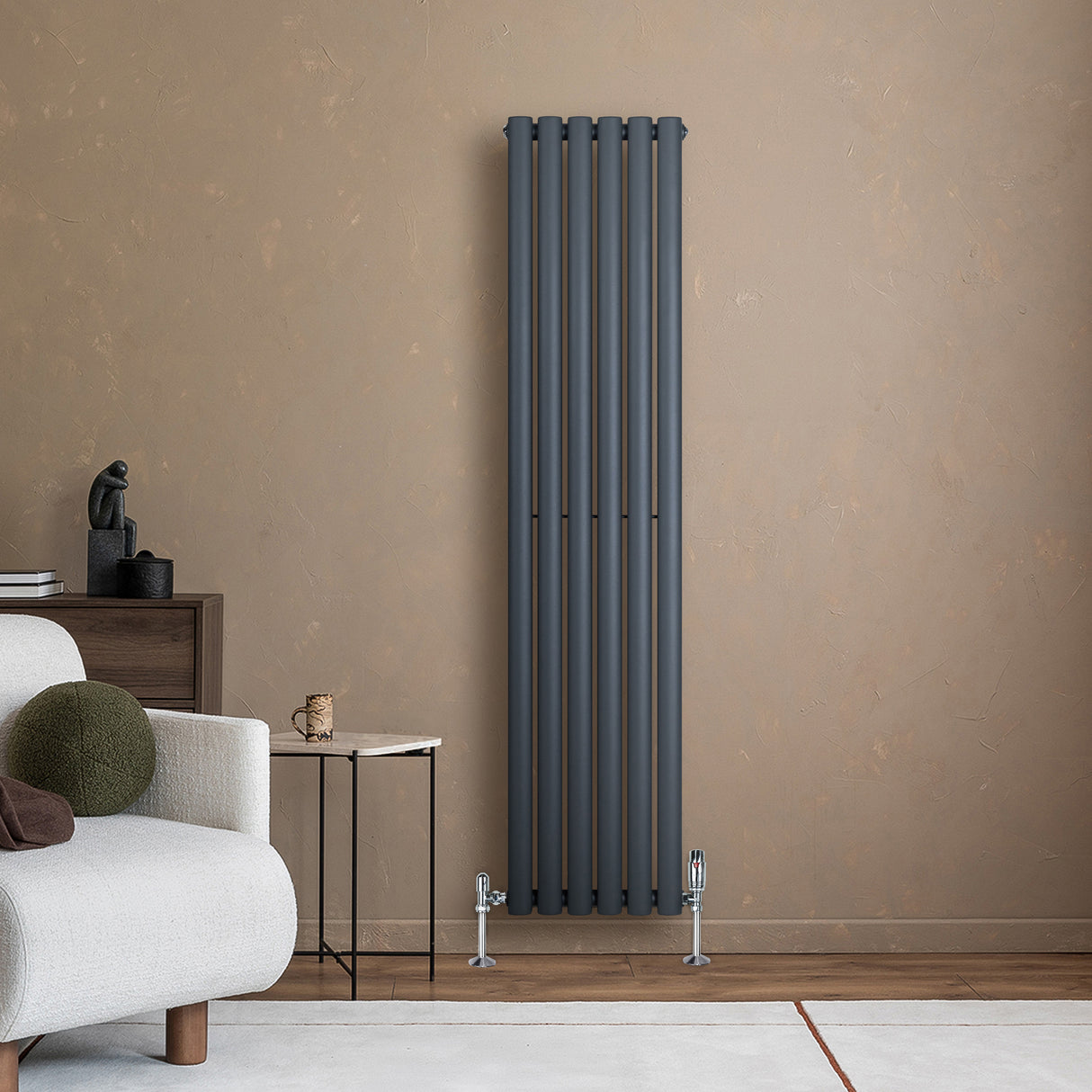 Radiatore ovale a colonna singola verticale antracite, 1600 x 360 mm, con finitura liscia e valvole, posizionato su parete beige