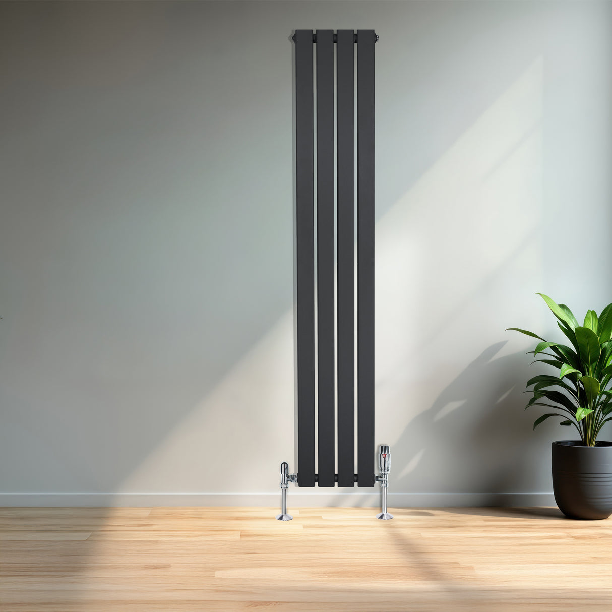 Radiatore piatto monocolonna grigio antracite, alto e stretto, con finitura liscia e valvole cromate, posizionato in un ambiente moderno