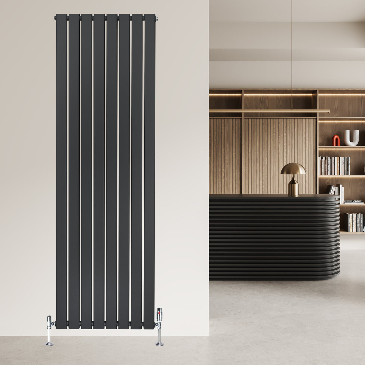 Radiatore piatto monocolonna grigio antracite, design elegante e moderno, installato su parete con valvole visibili, ambiente minimalista
