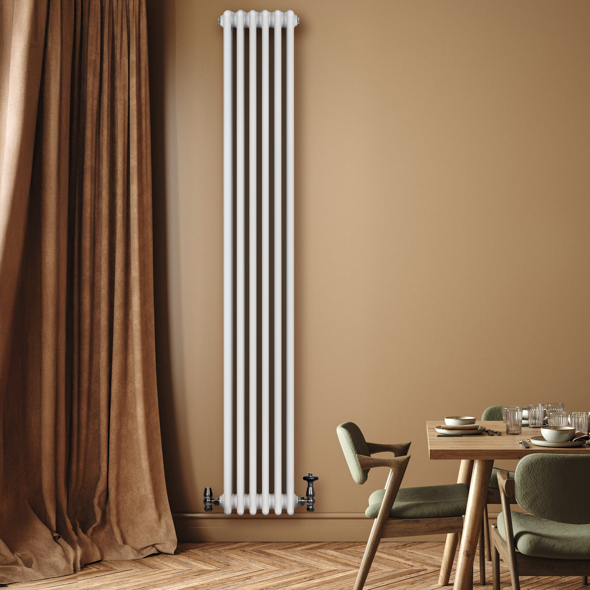 Radiatore tradizionale verticale a 4 colonne, finitura bianca lucida, installato su parete beige, accanto a tavolo in legno e sedie verdi