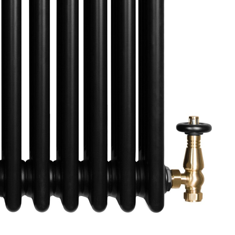 Radiatore tradizionale verticale a 4 colonne, finitura nera lucida, con valvole in ottone e dettagli eleganti per un design classico