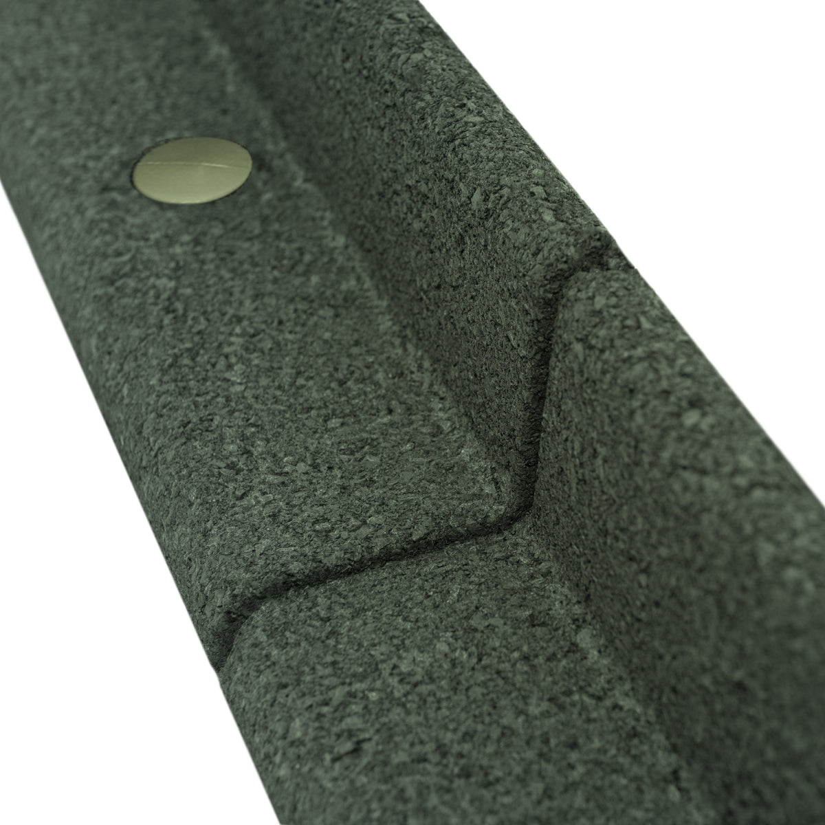 Vassoio in sughero verde scuro con finitura liscia e dettagli metallici, ideale per organizzare oggetti in modo elegante