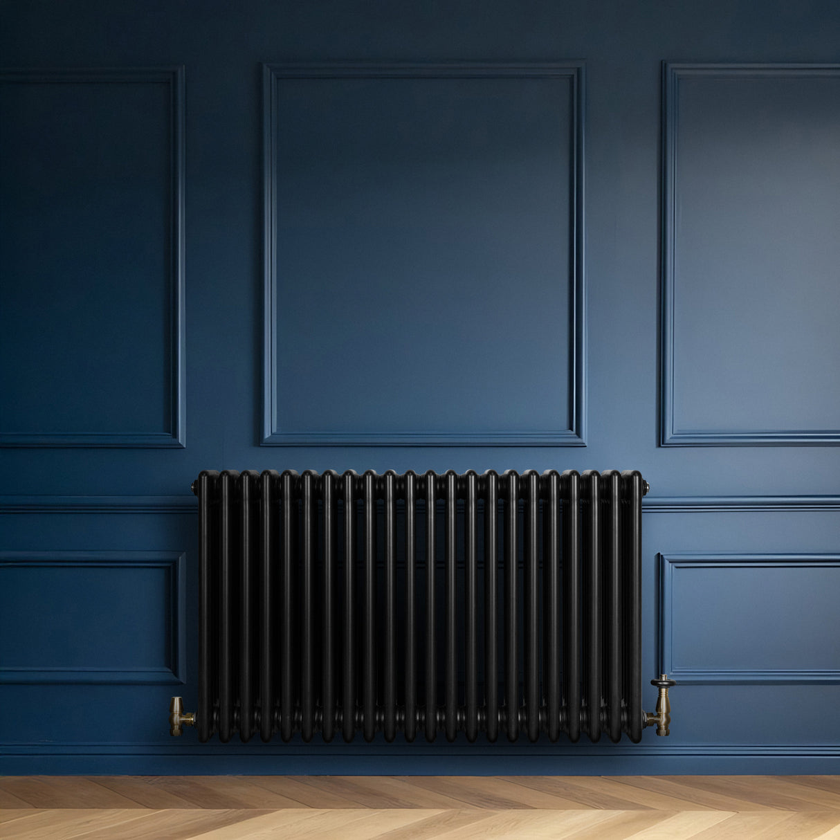 Radiatore tradizionale a 4 colonne orizzontali, 600 x 1010 mm, finitura nera lucida, installato su parete blu scuro elegante