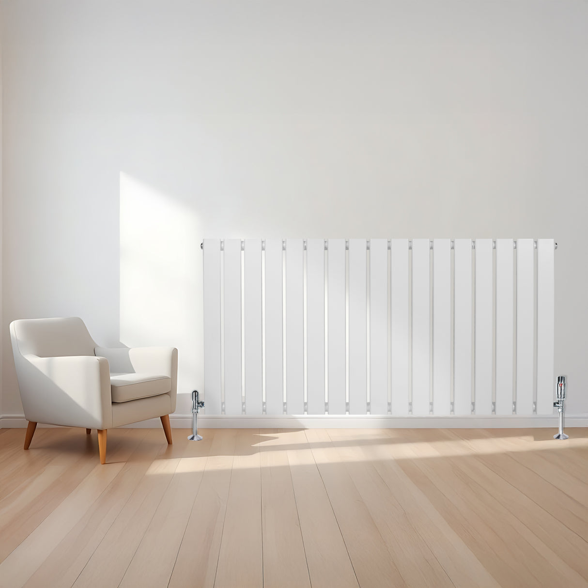 Radiatore piatto a colonna singola orizzontale bianco, con finitura liscia e linee eleganti, posizionato accanto a una poltrona moderna su pavimento in legno chiaro