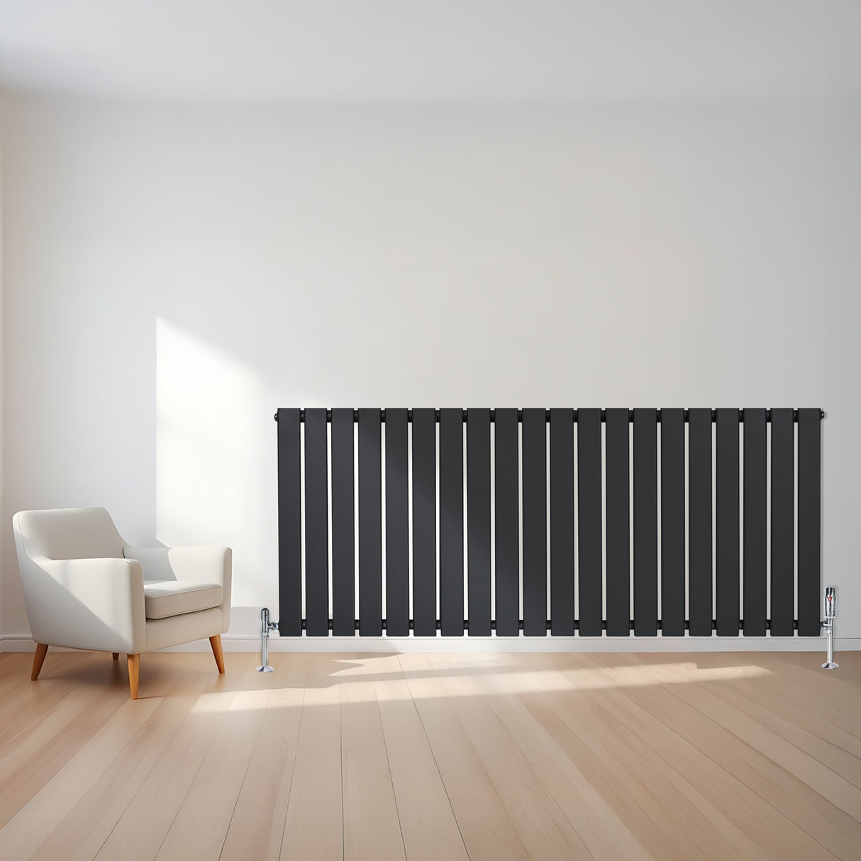 Radiatore piatto a colonna singola orizzontale antracite, con finitura liscia e linee moderne, posizionato su un pavimento in legno chiaro