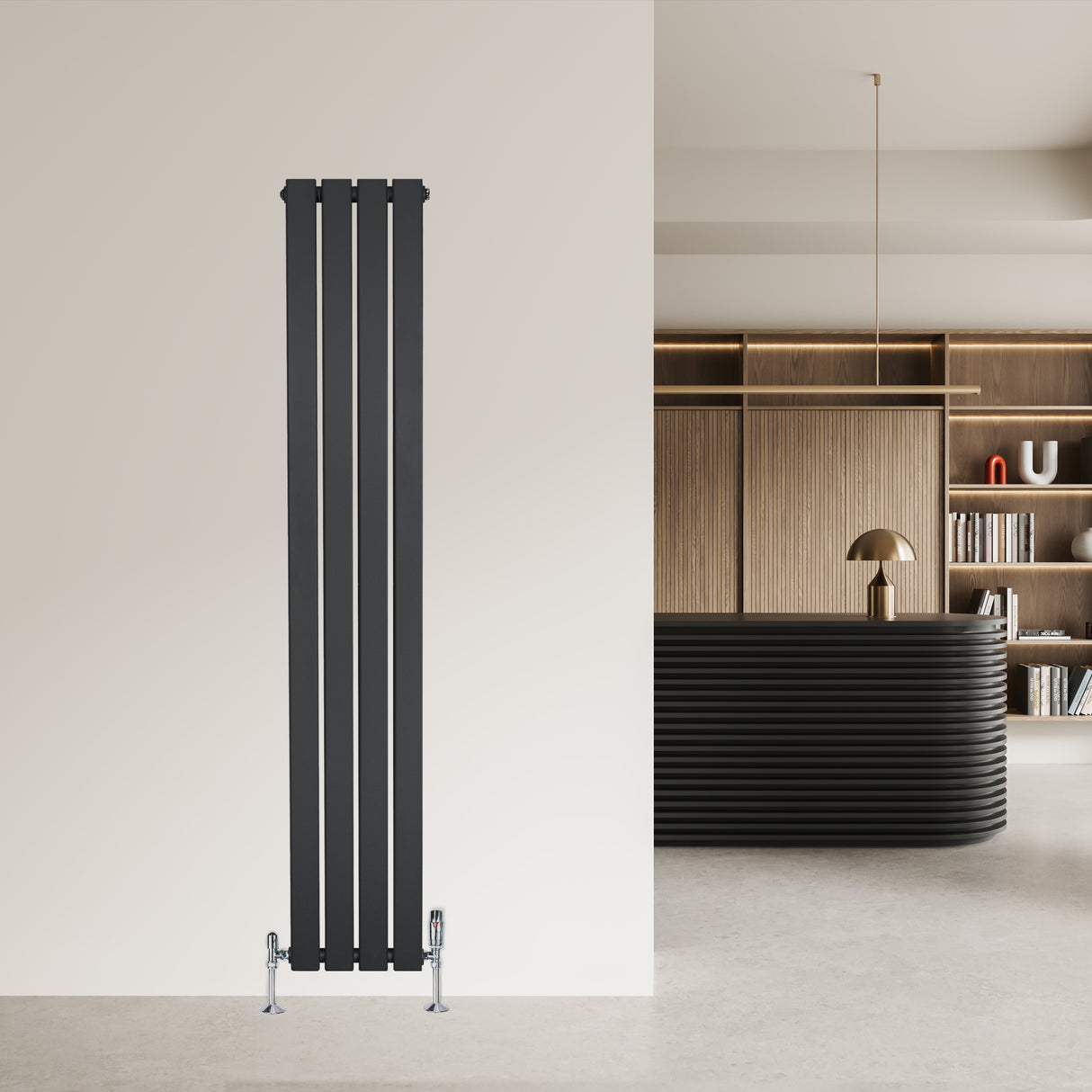 Radiatore piatto a colonna singola verticale antracite, con finitura liscia e linee moderne, installato su parete chiara in un ambiente elegante