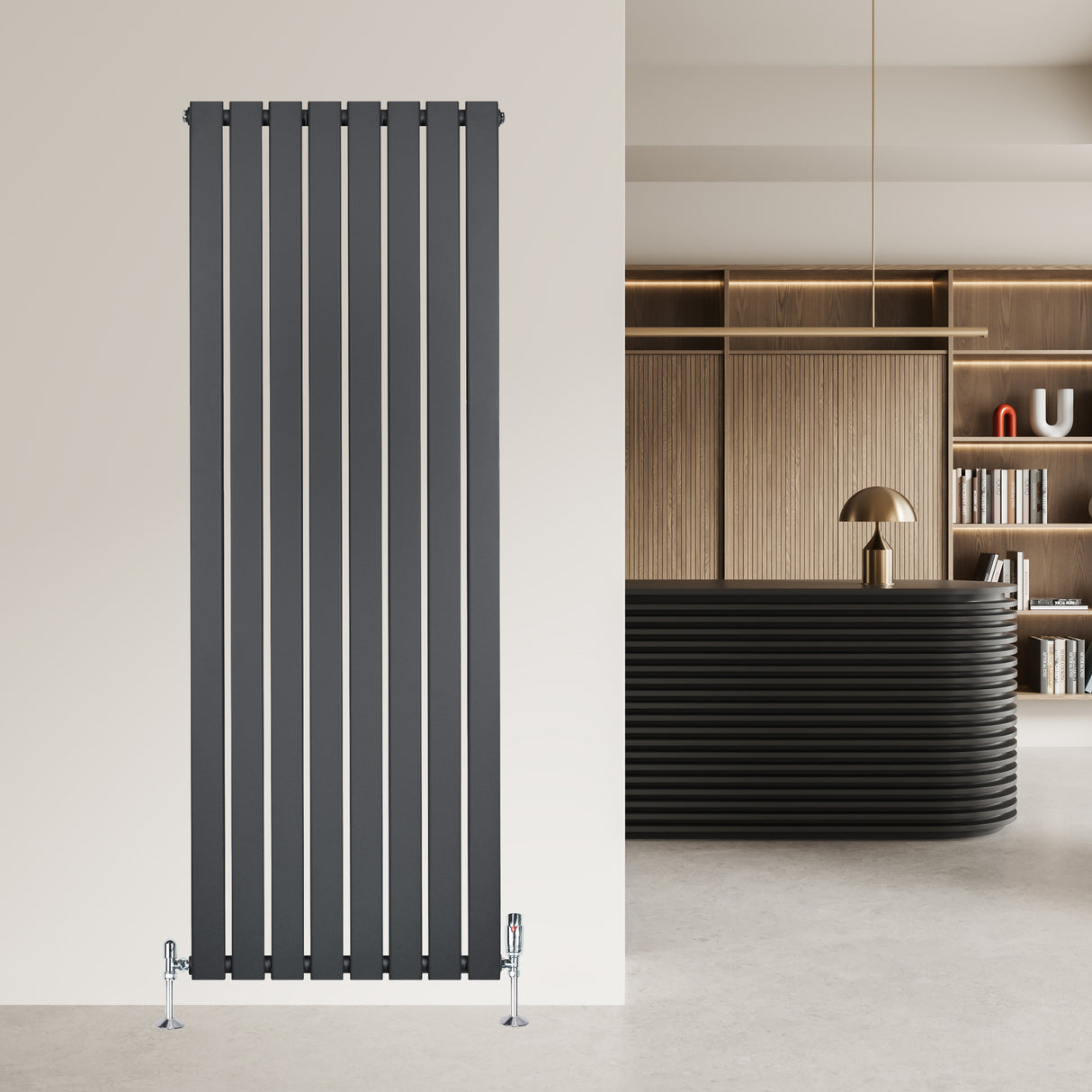 Radiatore piatto a colonna verticale antracite, 1600 x 560 mm, con finitura liscia e linee moderne, installato su parete chiara
