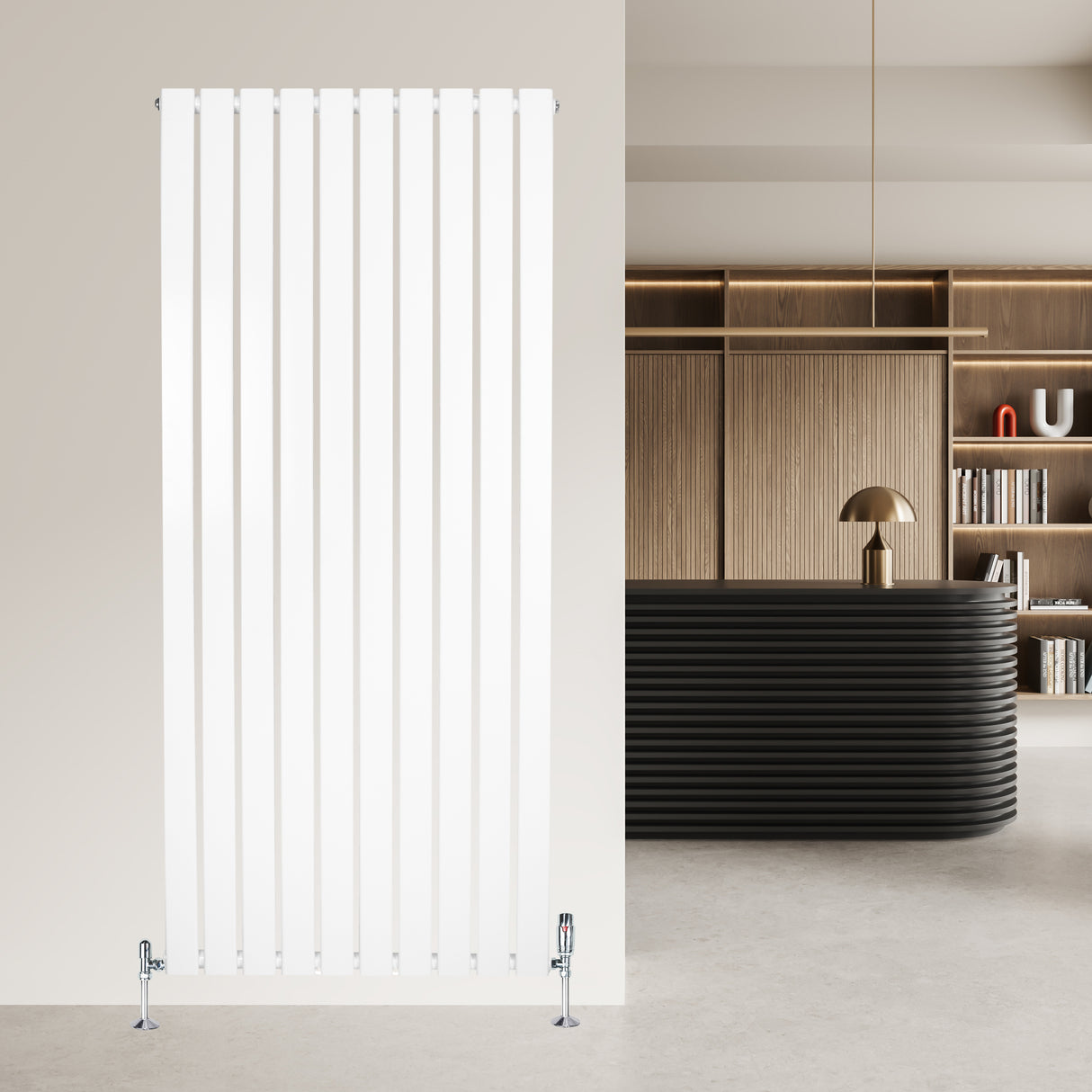 Radiatore piatto a colonna singola verticale bianco, con design elegante e linee sottili, installato su una parete moderna e minimalista