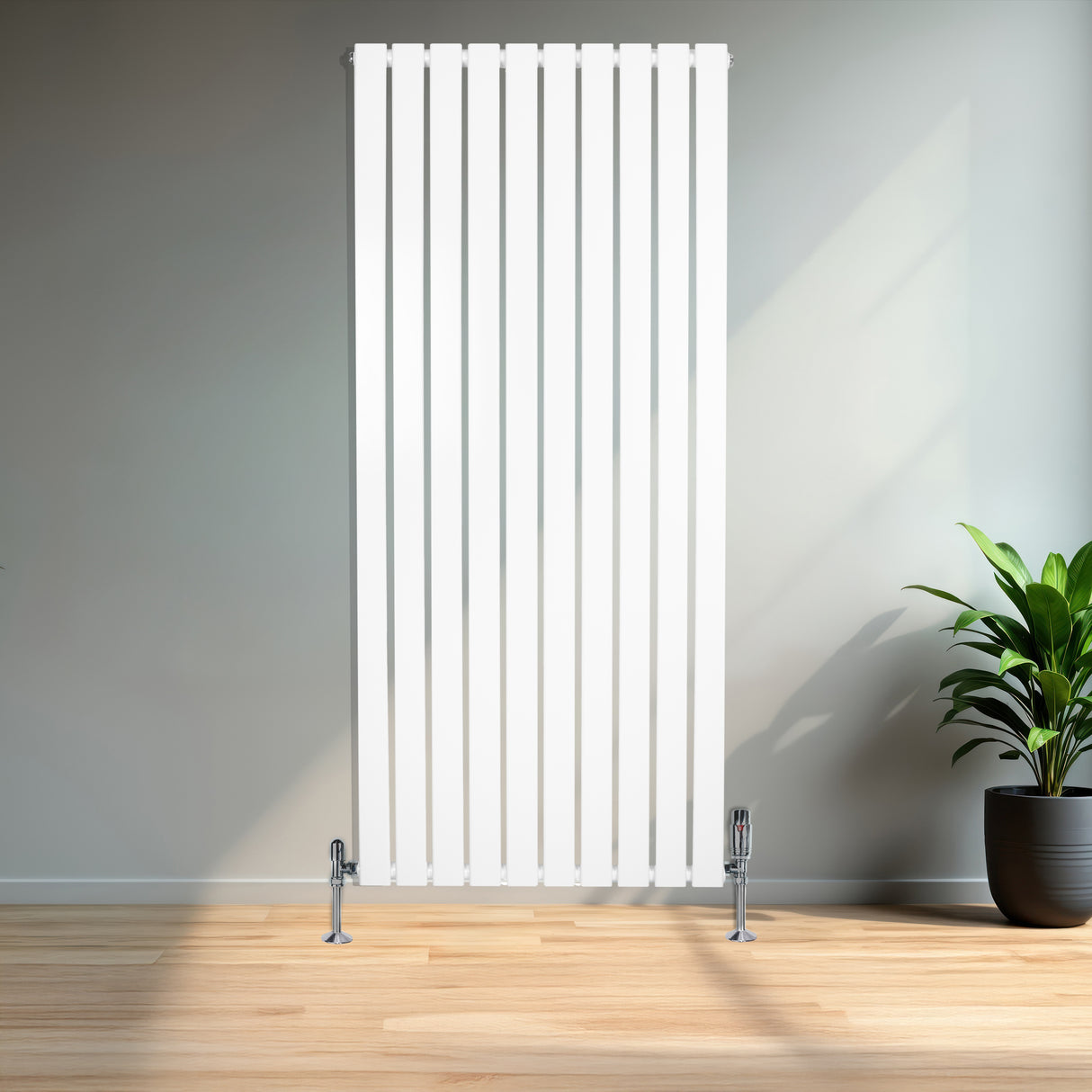 Radiatore piatto a colonna singola verticale bianco, 1600 x 700 mm, con finitura liscia e supporti metallici lucidi, in un ambiente moderno