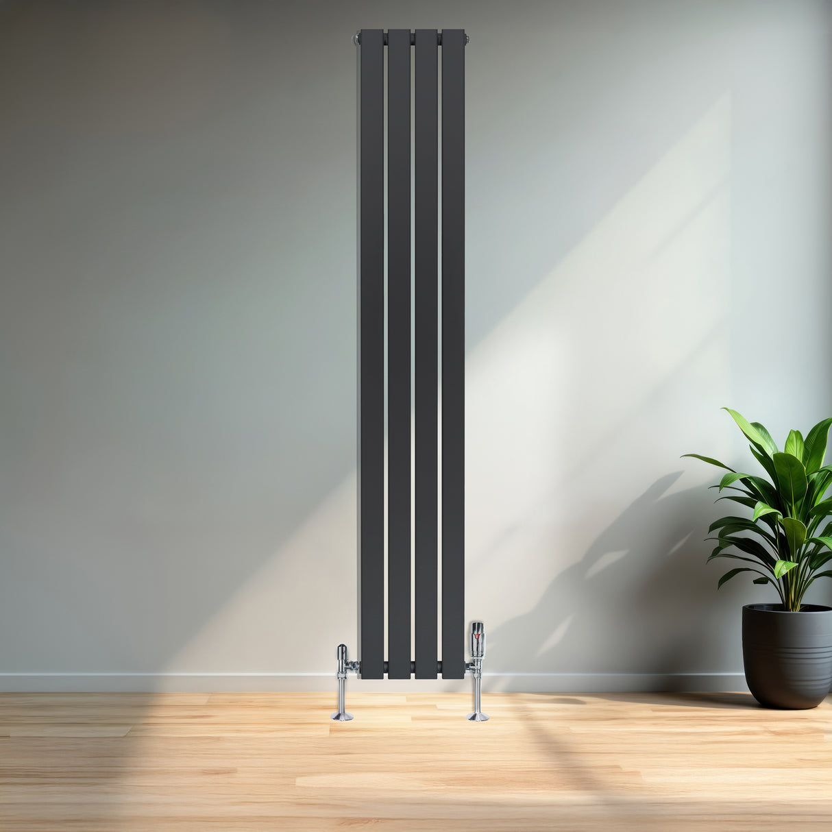 Radiatore piatto a colonna verticale antracite, 1800 x 280 mm, con finitura liscia e moderna, posizionato in un ambiente luminoso e minimalista