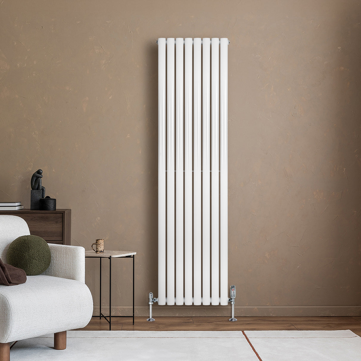 Radiatore ovale a colonna singola verticale bianco, 1800 x 480 mm, con finitura liscia e design moderno, posizionato su parete marrone