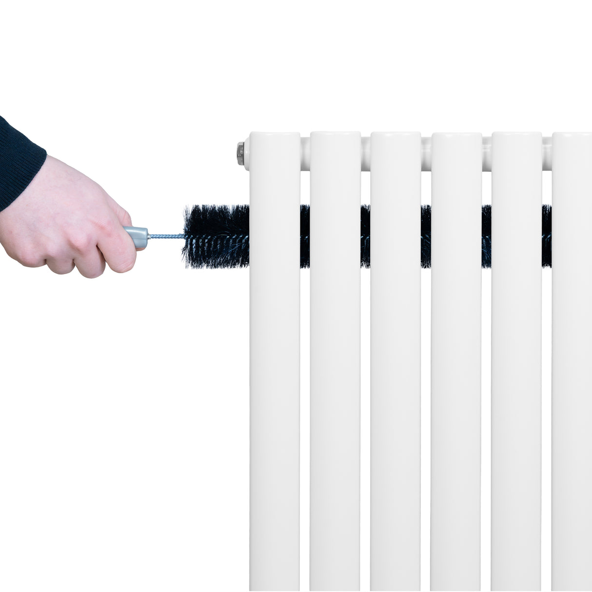 Radiatore ovale a colonna singola verticale bianco, con una mano che utilizza una spazzola per la pulizia delle alette