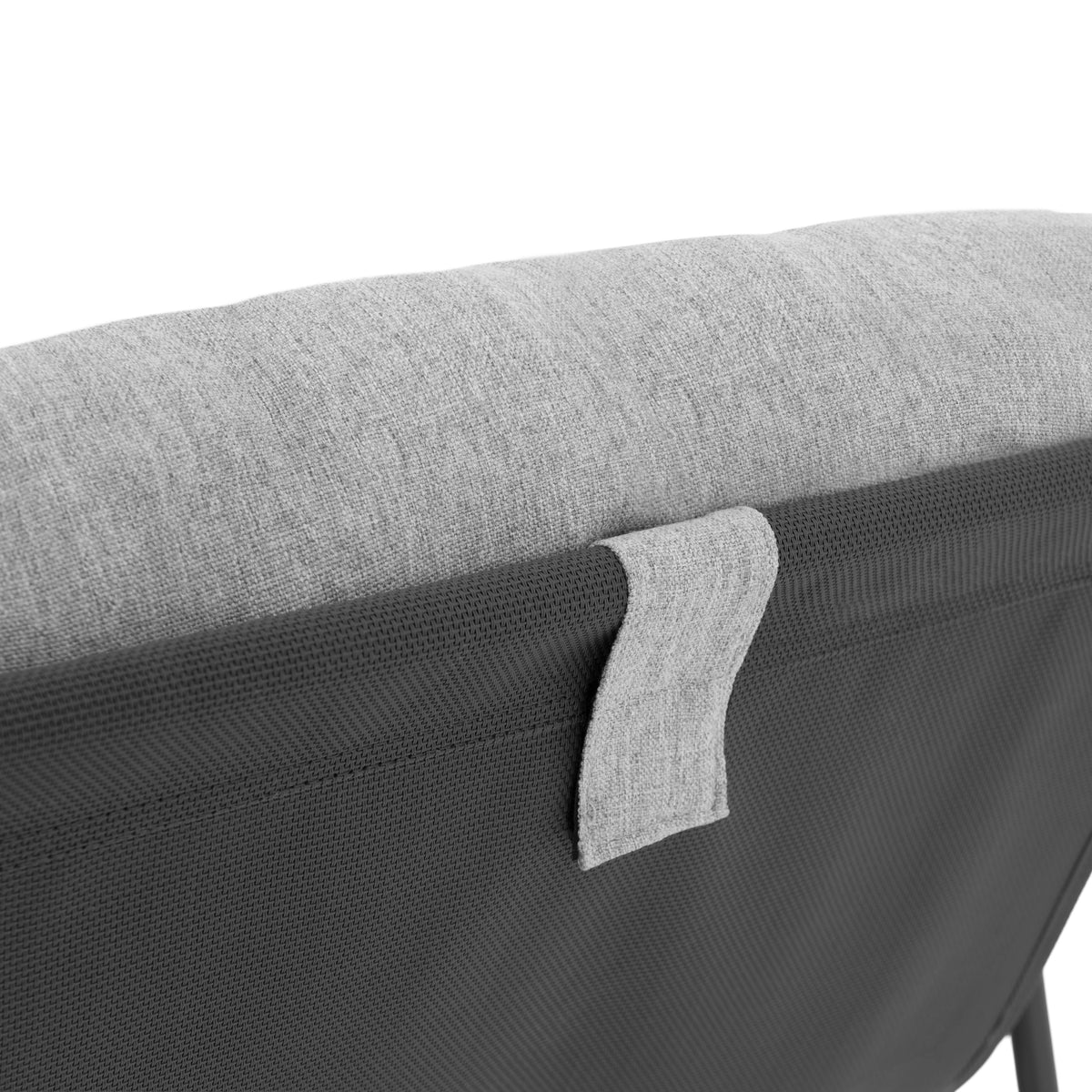 Sedia pieghevole grigia con schienale imbottito in tessuto grigio chiaro, dettagli in nylon e maniglia per il trasporto