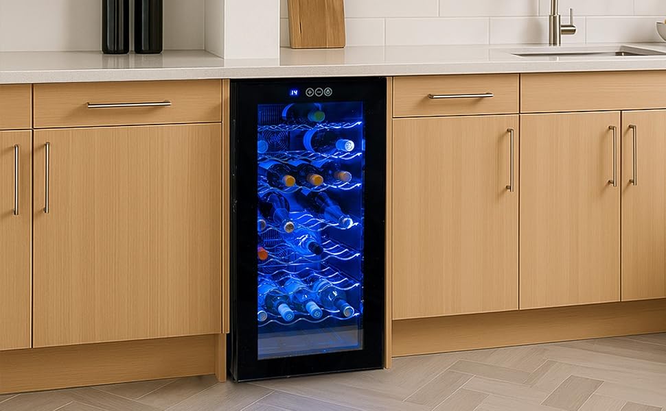 Frigorifero per vino con porta in vetro, illuminazione blu, ripiani in metallo, posizionato sotto un piano di lavoro in legno chiaro