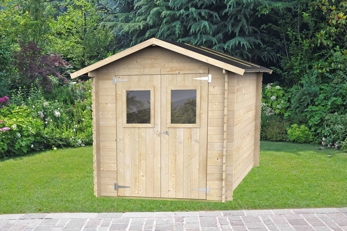 Casetta in legno naturale di 198x198 cm con tetto a due falde, porte doppie e finestre, circondata da un giardino verde e fiorito