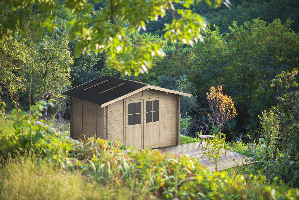 Casetta in legno Bh25 Opera con tetto nero, finestre in vetro e veranda in un ambiente naturale verde e rigoglioso