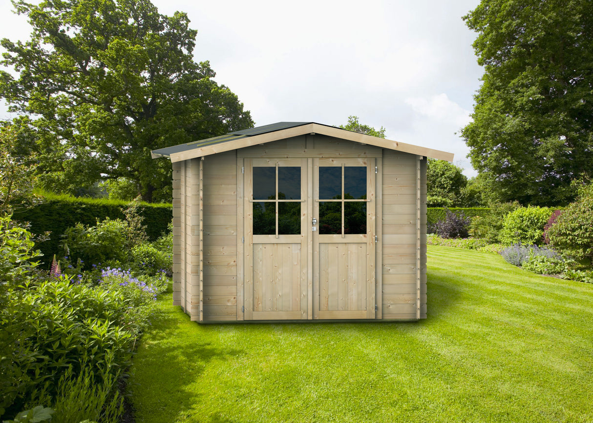 Casetta in legno Bh25 Opera 250x250 con porte a vetri, finitura naturale, situata in un giardino verde e fiorito