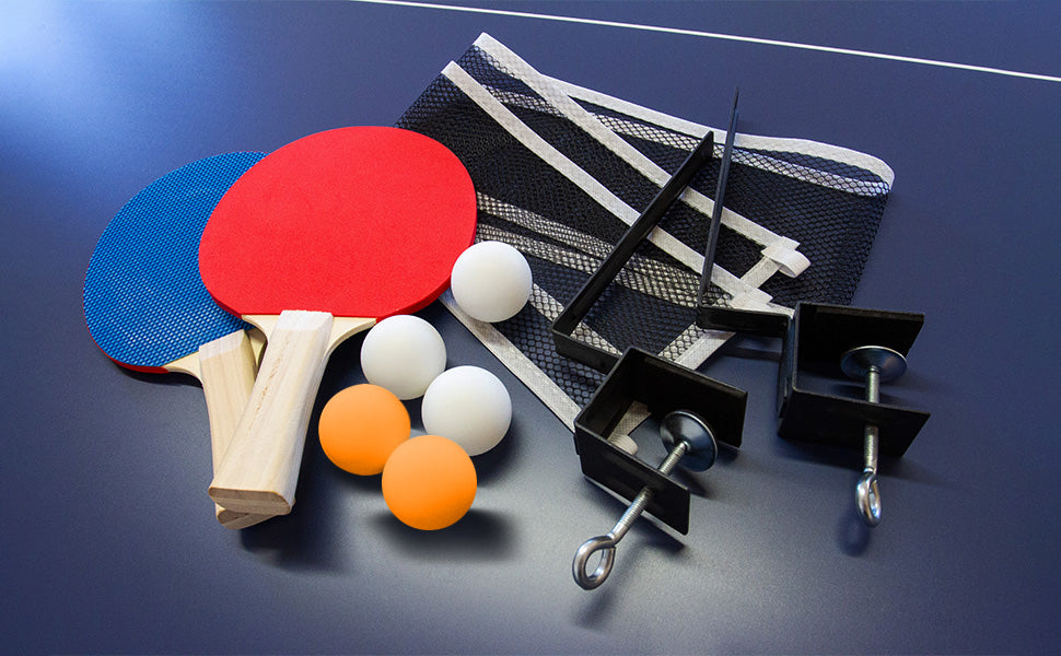 Paddle da ping pong rossi e blu, palline bianche e arancioni, rete nera e accessori per il montaggio su un tavolo blu