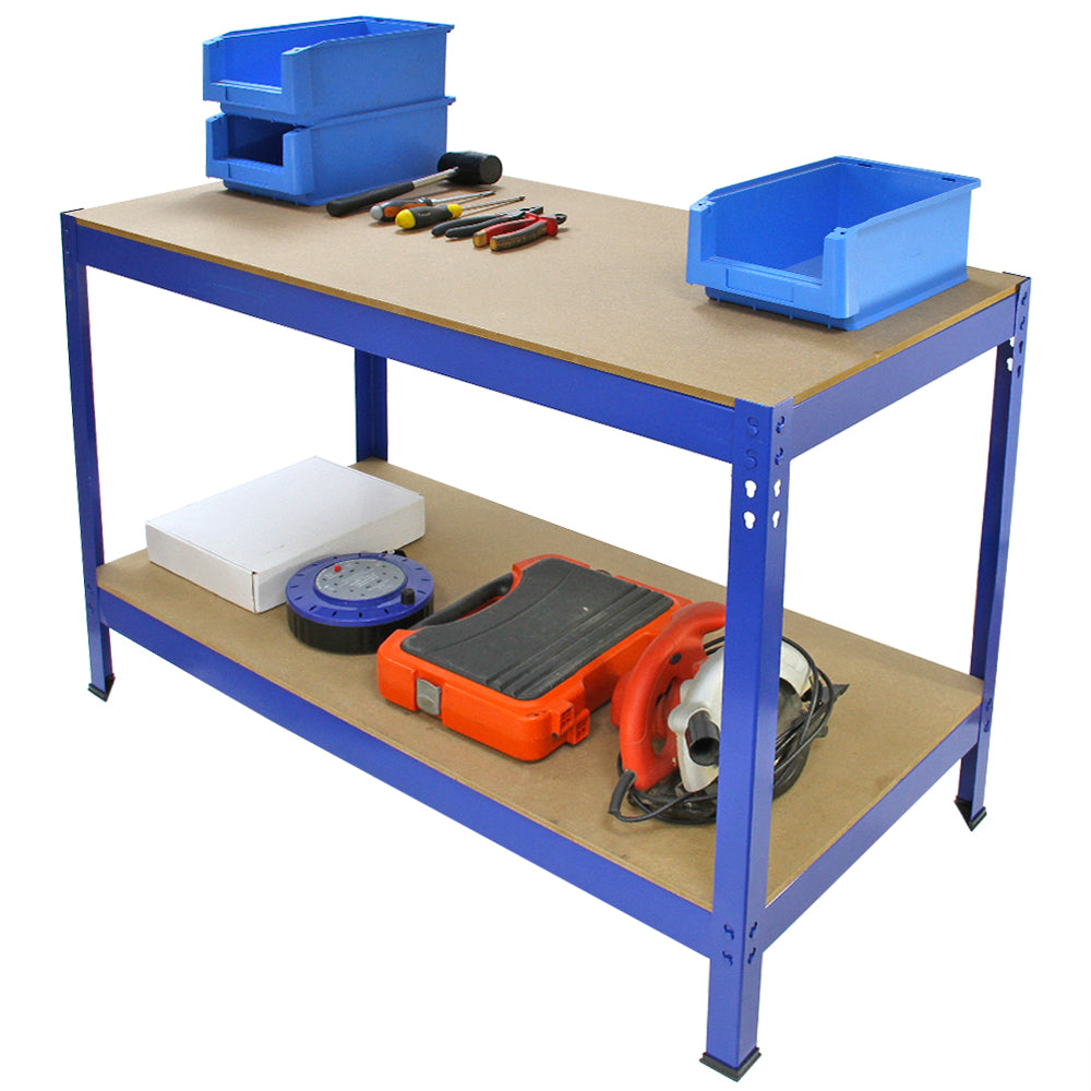 Scaffale da garage blu con piano in legno, attrezzi e contenitori, ideale per organizzare spazi di lavoro e riporre materiali