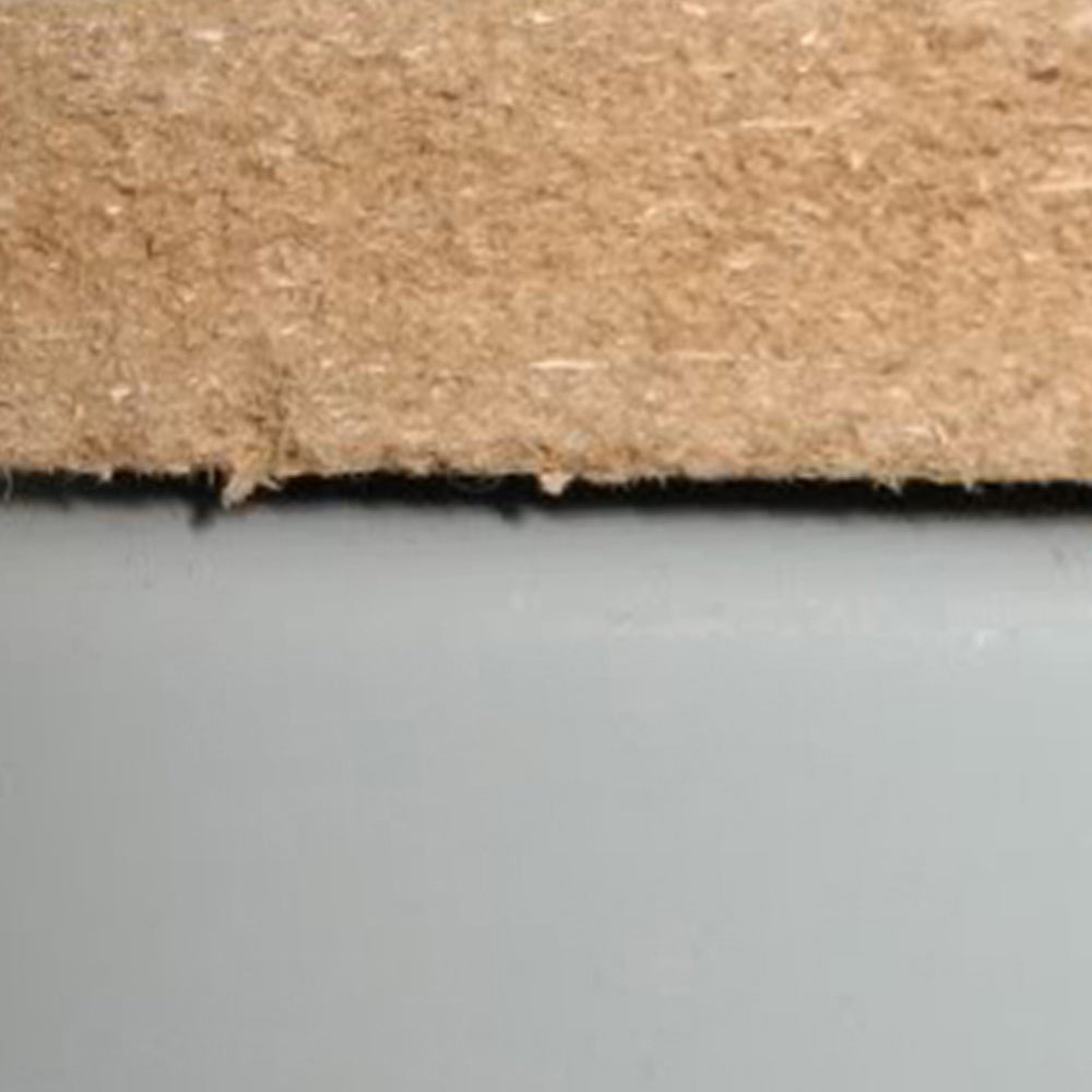 Dettaglio di un ripiano in legno grigio del scaffale da garage Q-Rax, con finitura liscia e bordi puliti, progettato per un facile montaggio