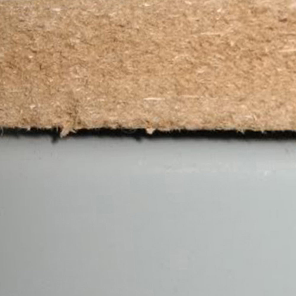 Dettaglio del bordo di un ripiano in truciolato, con superficie grigia e texture liscia, ideale per scaffali da garage Q-Rax