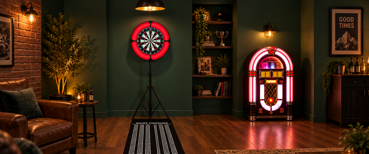 Una stanza accogliente con un bersaglio da freccette rosso, un jukebox vintage e un divano in pelle marrone, illuminata da lampade calde
