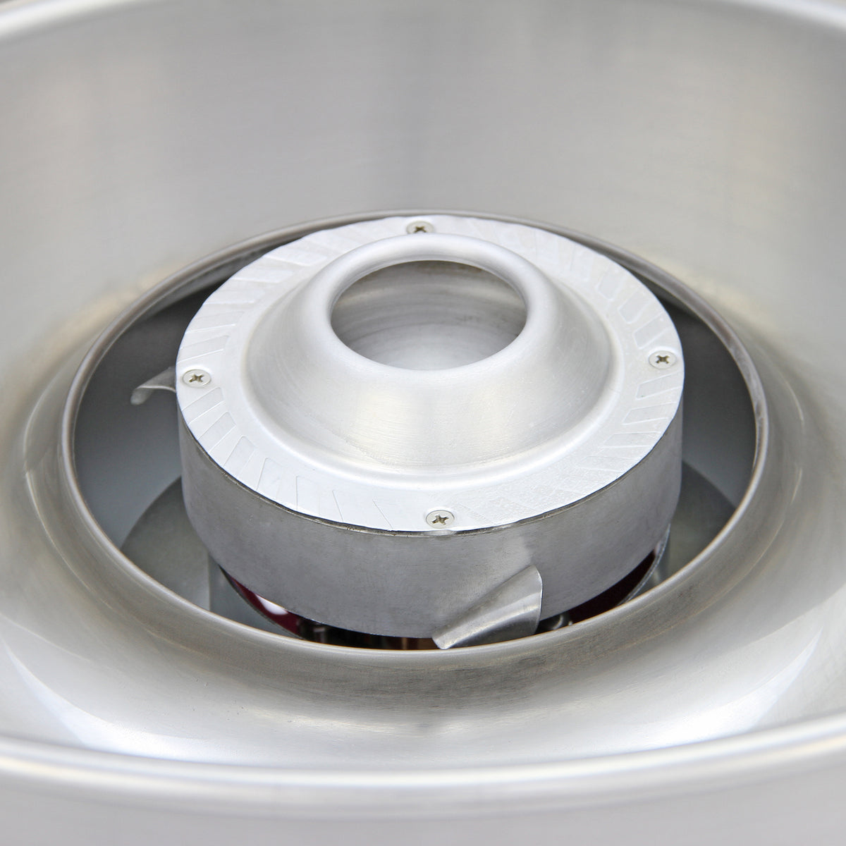 Turbina in acciaio inox lucido con dettagli circolari, progettata per massimizzare l'efficienza del flusso d'aria e la ventilazione