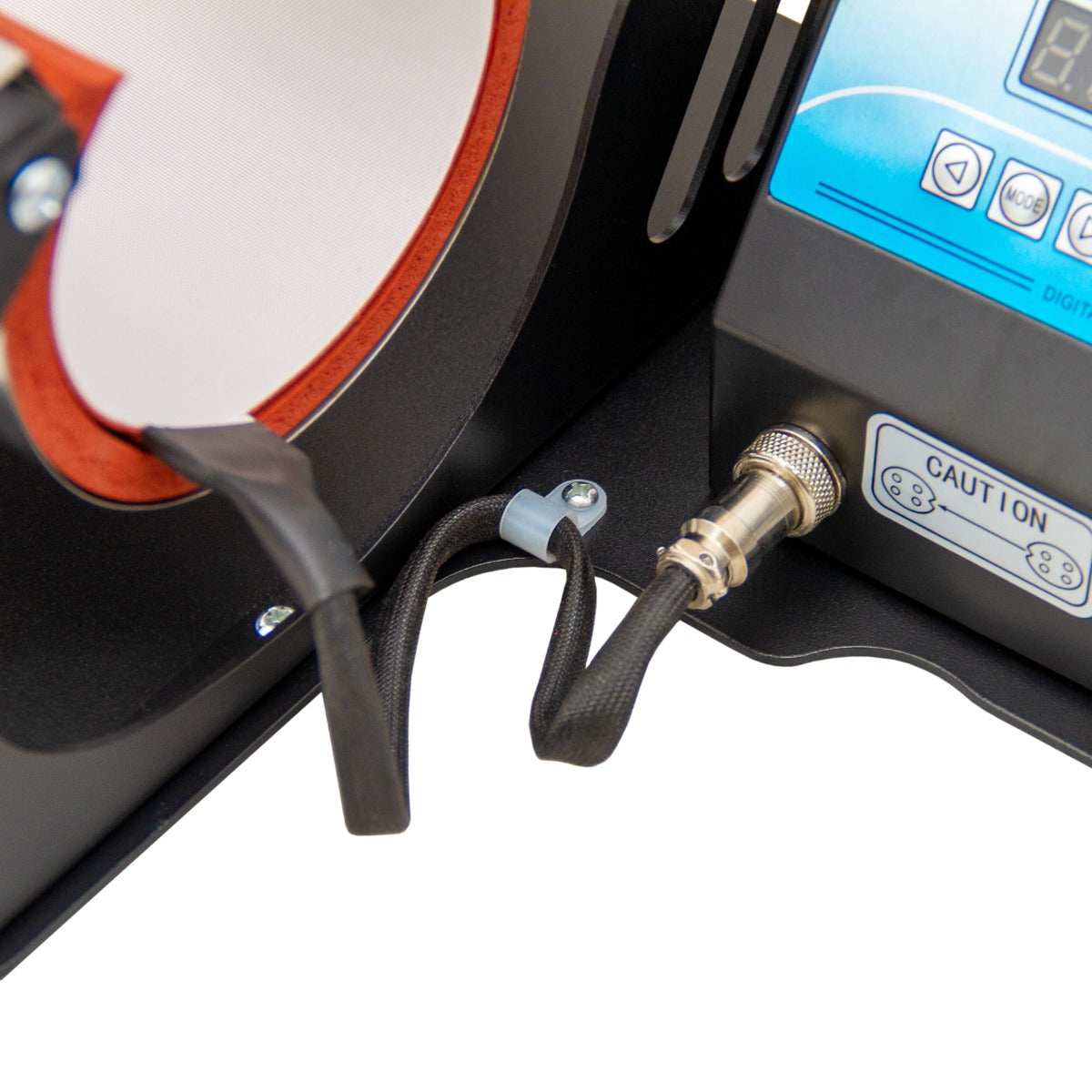 Dettaglio della pressa a caldo per tazze PixMax, con cavi neri, display digitale e struttura in metallo robusto, ideale per sublimazione