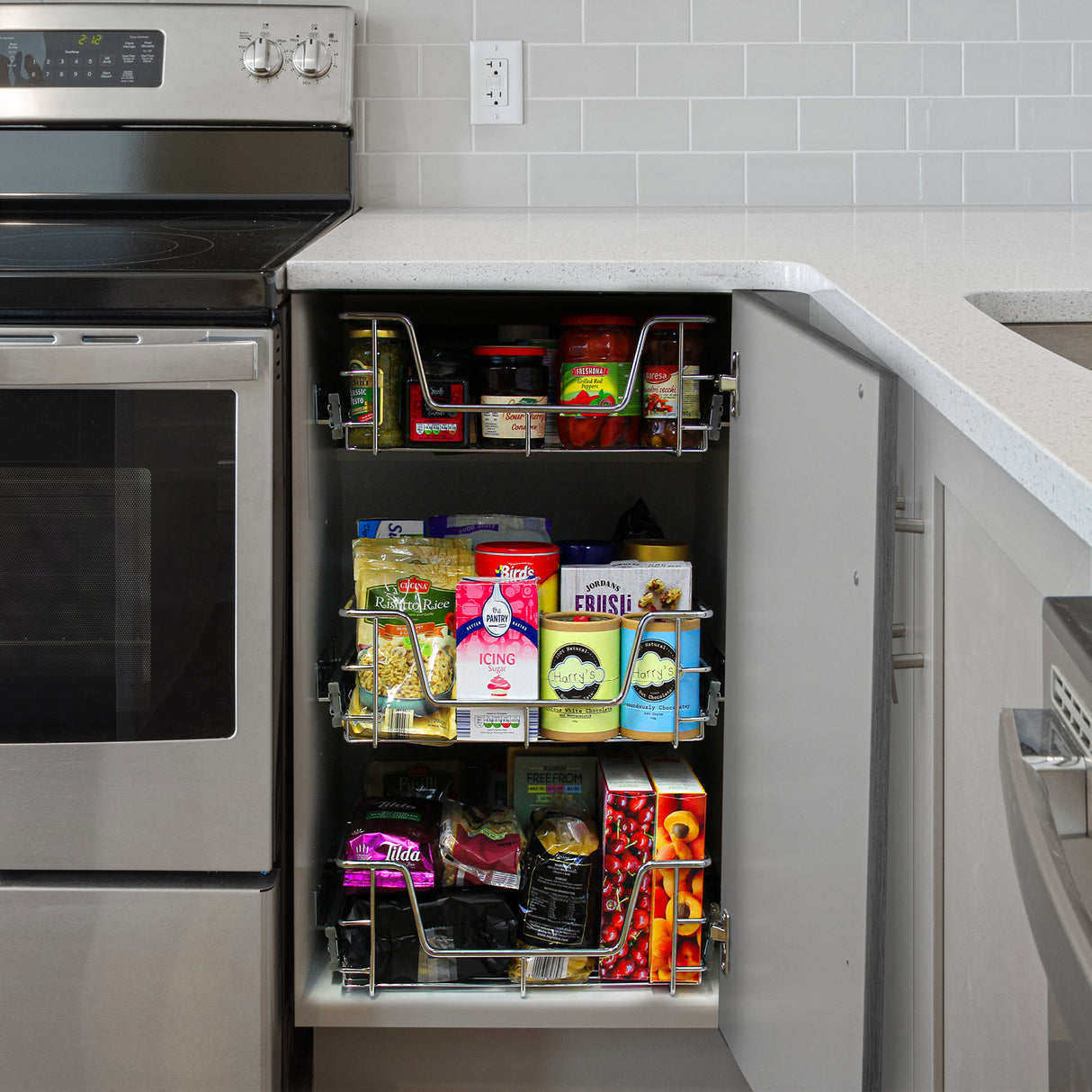 Cestelli estraibili in acciaio inox, con sei cesti, organizzati in un mobile da cucina grigio, contenenti vari alimenti e spezie