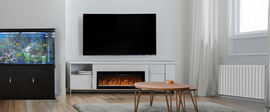 Salotto moderno con un grande televisore a schermo piatto, un acquario colorato e un camino elettrico sotto un tavolino rotondo in legno