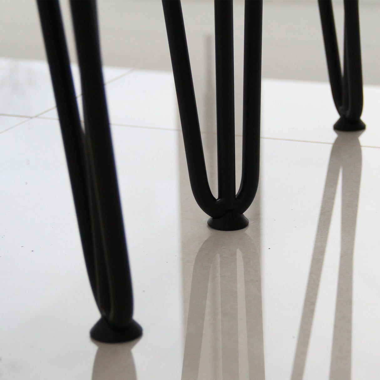 Piedini protettivi grigi per gambe hairpin, design elegante con superficie liscia e forma rotonda, ideali per proteggere i pavimenti