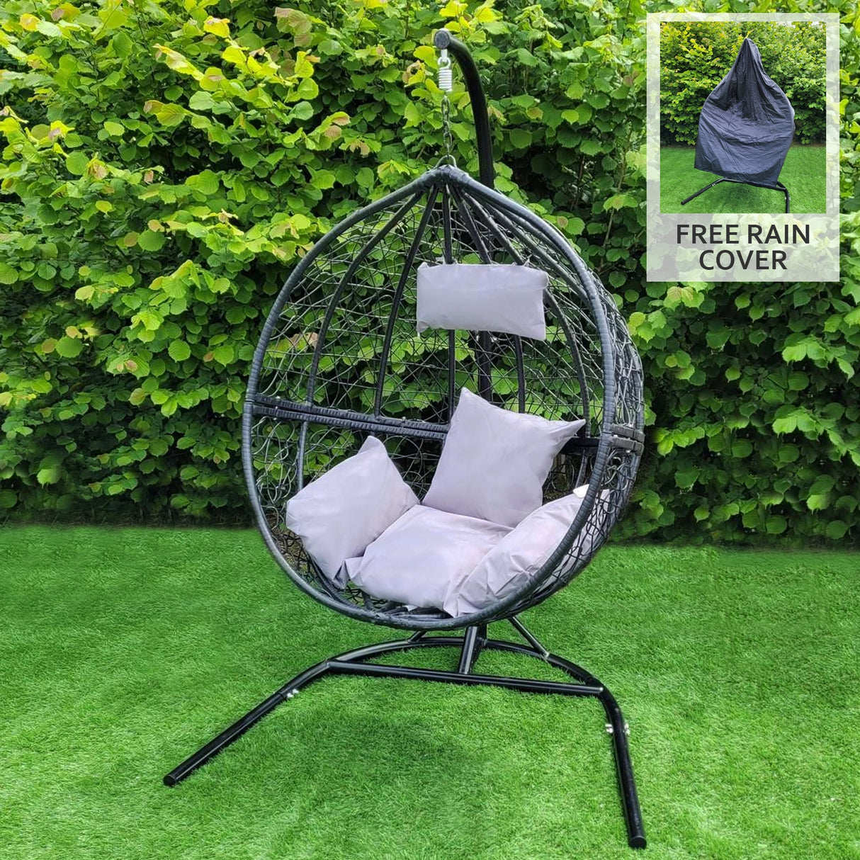 Sedia sospesa a forma di uovo in rattan nero, con cuscini grigi e struttura metallica, ideale per il giardino e il relax all'aperto