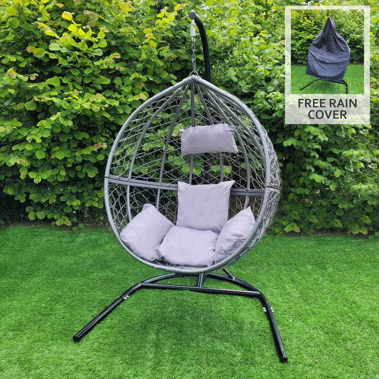 Sedia sospesa a uovo in rattan grigio con cuscini morbidi, struttura nera, ideale per il giardino e il relax all'aperto