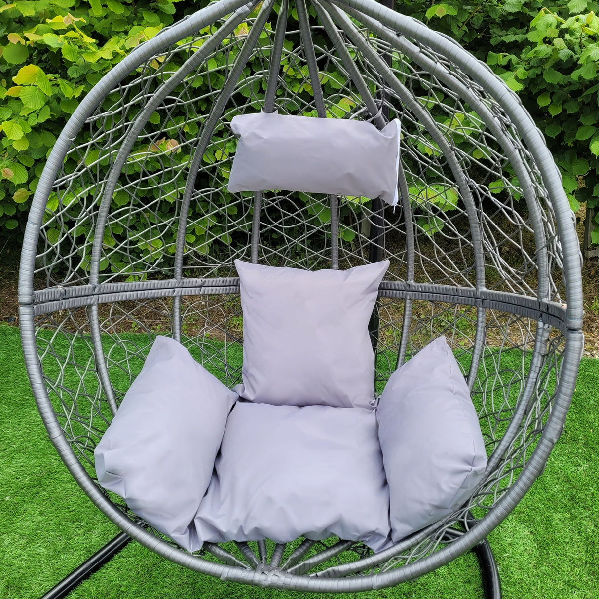 Sedia sospesa a uovo da giardino in rattan grigio con cuscini morbidi, design elegante e traspirante, ideale per il relax all'aperto