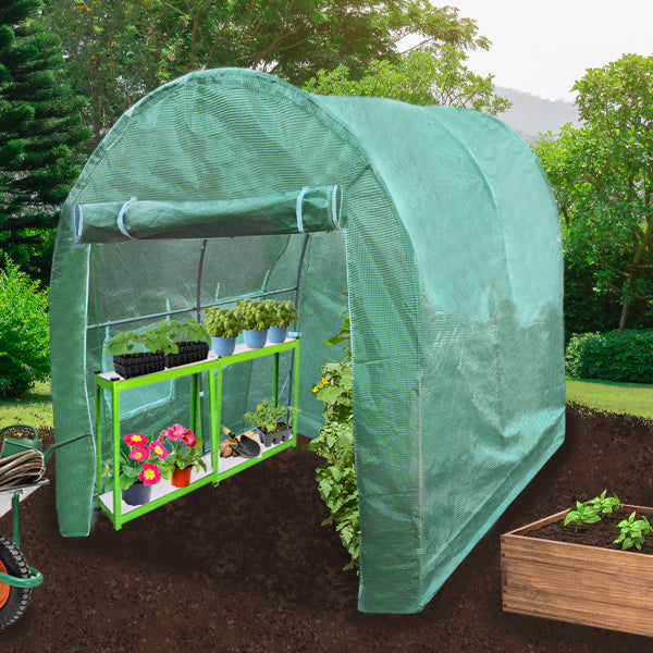 Serra da giardino a tunnel verde, 19mm, con scaffali interni per piante, in un ambiente naturale con giardino sullo sfondo
