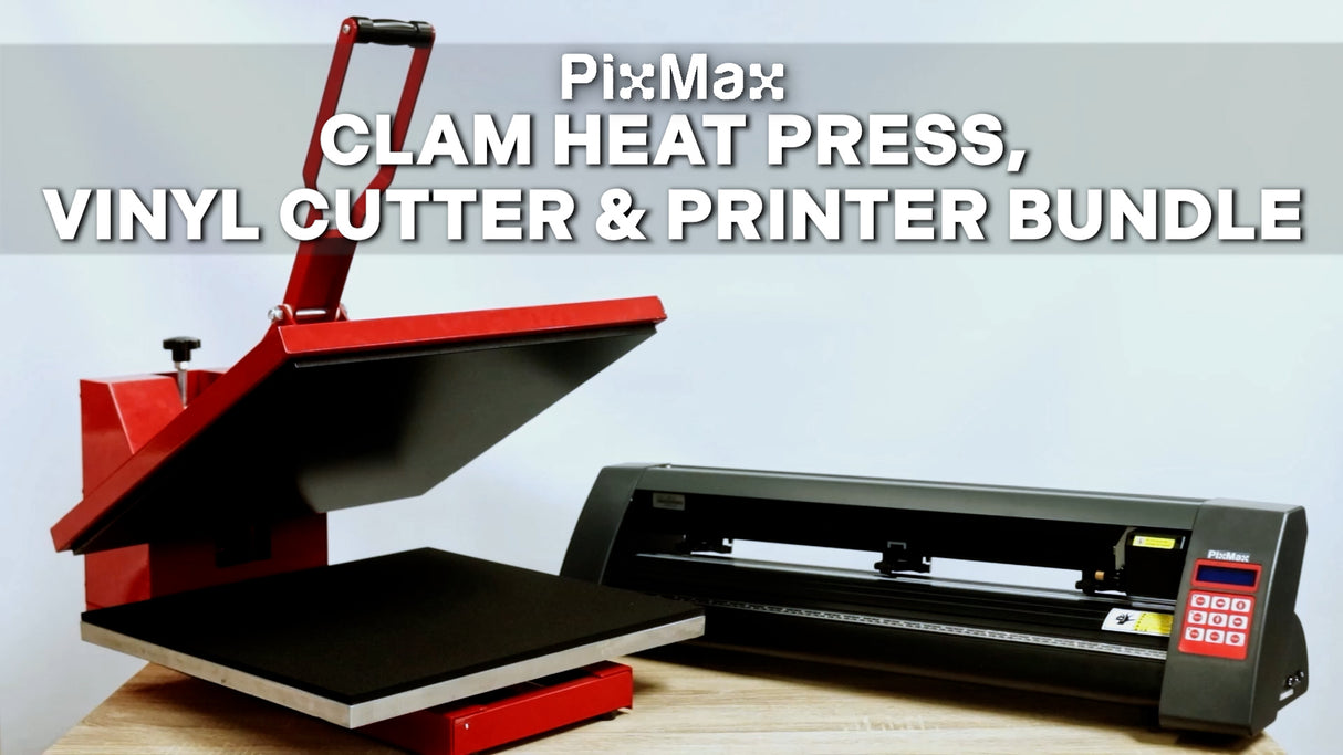 Pressa a caldo rossa con piano nero, accanto a un plotter da taglio vinile grigio su un tavolo di legno chiaro, ideale per personalizzazione magliette
