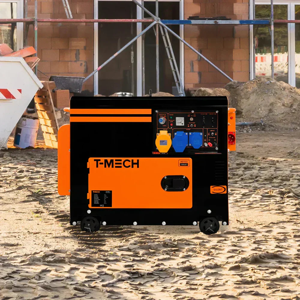 Generatore T-MECH arancione e nero, con pannello di controllo blu, su terreno di cantiere, ideale per fornire energia in situazioni di emergenza