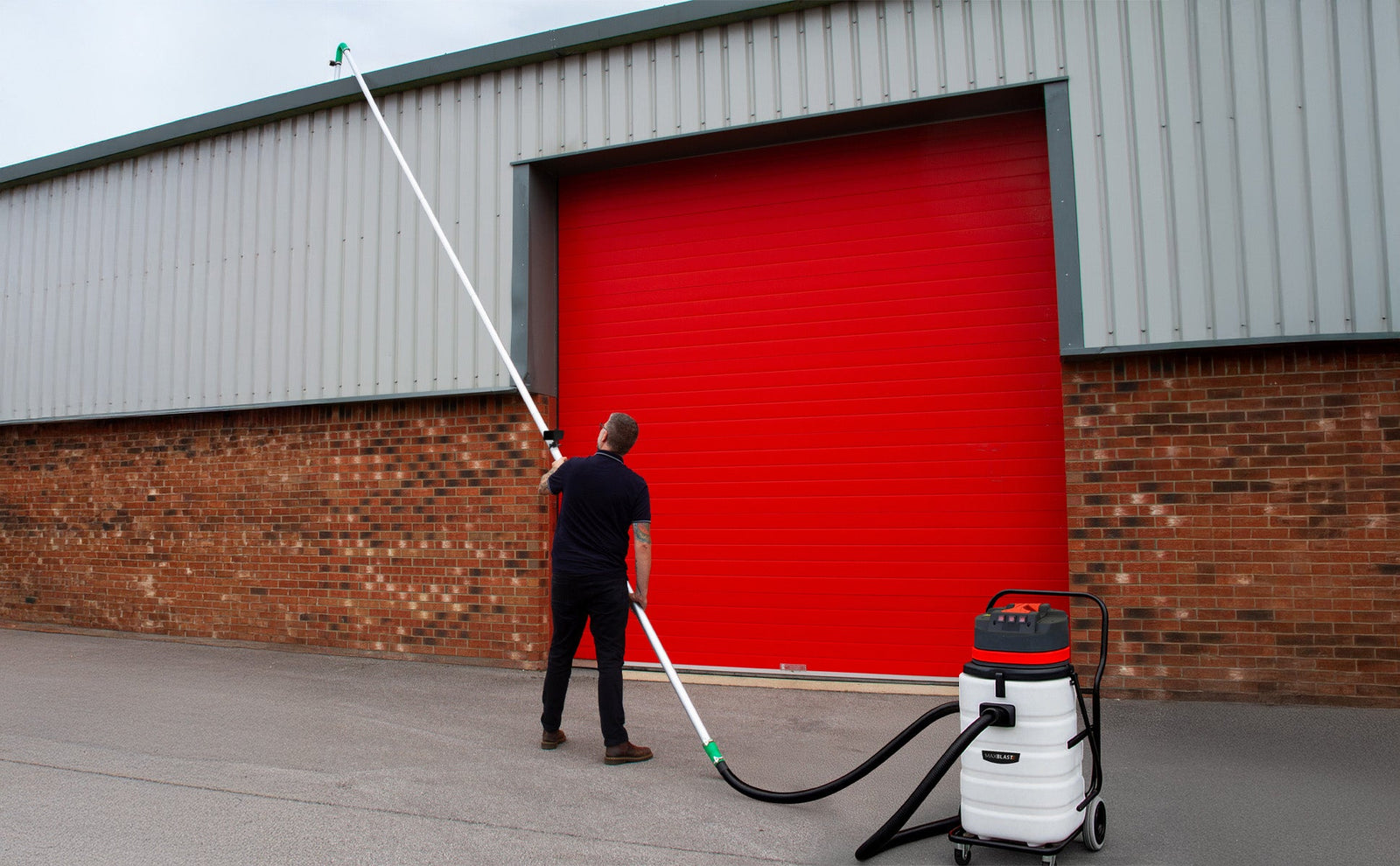 Il modo più intelligente di pulire le grondaie: aspiratori industriali e sistemi con telecamera